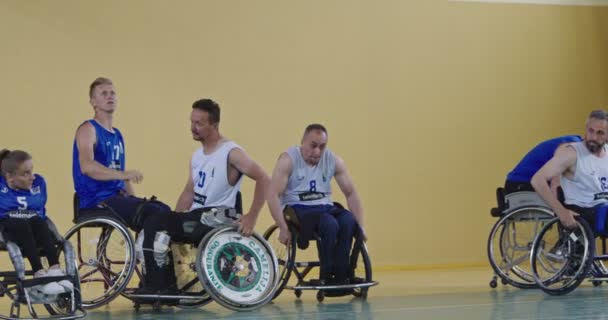 Rollstuhlbasketballspiel Die Spieler Treten Gegeneinander Dribbeln Ball Passen Schießen Und — Stockvideo