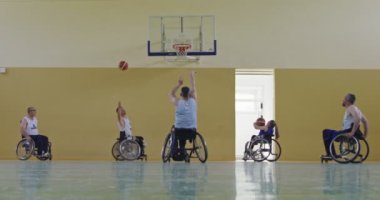 Tekerlekli Sandalye Basketbol Oyunu: Oyuncular Yarışıyor, Top Sürüyor, Pas Veriyor, Atış Yapıyor ve Gol Atıyor. Özürlü İnsanların Kutlanması. Sinematik Ağır Çekim. Kapsama konsepti. Yüksek kalite 4K