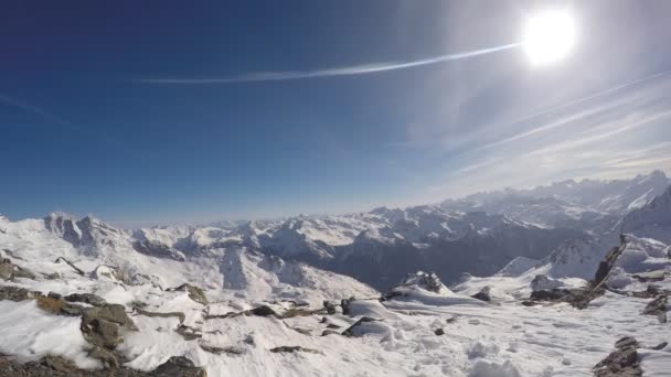 スキーリフト スキーヤーやスノーボーダー 冬のフランスアルプスの山々 スキー場の風景 4Kタイムラプスビデオ 高品質4K映像 — ストック動画