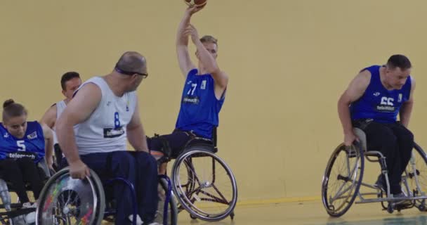 車いすバスケットボールゲーム 選手の競争 ドリブルボール シュートとゴールのスコア 障害者の祝典 映画のスローモーション 包含概念 高品質4K — ストック動画