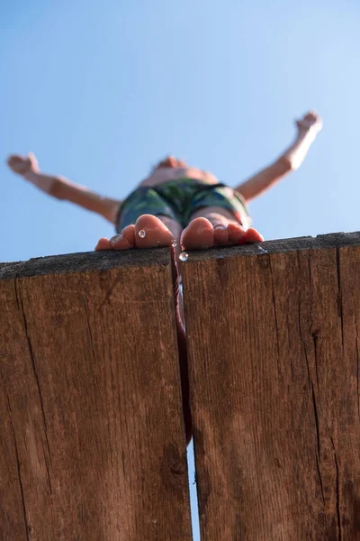 Giovane Preparano Saltare Nell Acqua Del Fiume Pulito Nuota Gode — Foto Stock
