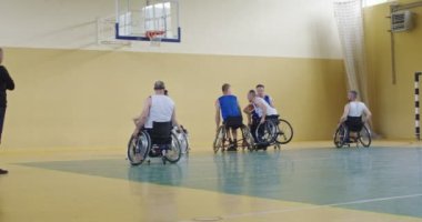 Tekerlekli Sandalye Basketbol Oyunu: Oyuncular Yarışıyor, Top Sürüyor, Pas Veriyor, Atış Yapıyor ve Gol Atıyor. Özürlü İnsanların Kutlanması. Sinematik Ağır Çekim. Kapsama konsepti. Yüksek kalite 4K