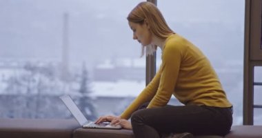 Yetenekli Dijital Pazarlama Uzmanı Akşam Ofisinde Dizüstü bilgisayar üzerinde çalışıyor. Genç İşkadını Yaratıcı Ajans 'ta Bilgisayar Kullanıyor, E-postaları kontrol ediyor, İş Analitik Verilerini Araştırıyor. Yüksek