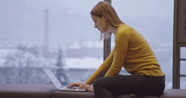 Tehetséges Digitális Marketing Specialista Dolgozik Laptop Irodában Este Fiatal Üzletasszony — Stock videók
