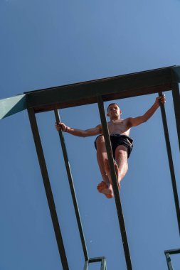 Genç adam temiz nehre atlamaya hazırlanıyor, yüzüyor, yaz tatillerinde vakit geçiriyor. Yüksek kalite fotoğraf