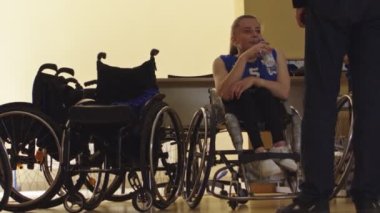 Tekerlekli Sandalye Basketbol Sahası: Oyuncu ısınıyor ve antrenmana hazırlanıyor. Kararlılık, İlham, Engelli Kişinin Asla Vazgeçmeyen Motivasyonu. Yüksek kalite 8K görüntü