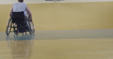 Tekerlekli Sandalye Basketbol Oyunu: Oyuncular Yarışıyor, Top Sürüyor, Pas Veriyor, Atış Yapıyor ve Gol Atıyor. Özürlü İnsanların Kutlanması. Sinematik Ağır Çekim. Kapsama konsepti. Yüksek kalite 4K