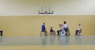 Tekerlekli Sandalye Basketbol Oyunu: Oyuncular Yarışıyor, Top Sürüyor, Pas Veriyor, Atış Yapıyor ve Gol Atıyor. Özürlü İnsanların Kutlanması. Sinematik Ağır Çekim. Kapsama konsepti. Yüksek kalite 4K