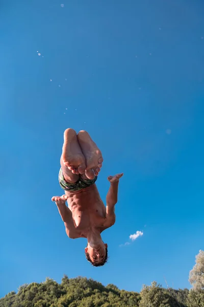Mladý Muž Připravuje Skočit Vody Čisté Řeky Plave Rád Tráví — Stock fotografie