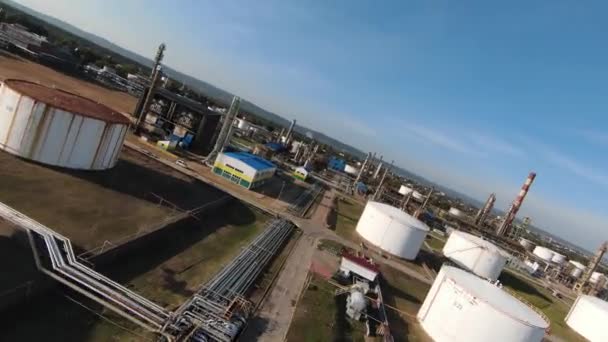 Bovenaanzicht Vanuit Lucht Olieraffinaderij Chemische Fabriek Elektriciteitscentrale Met Veel Opslagtanks — Stockvideo