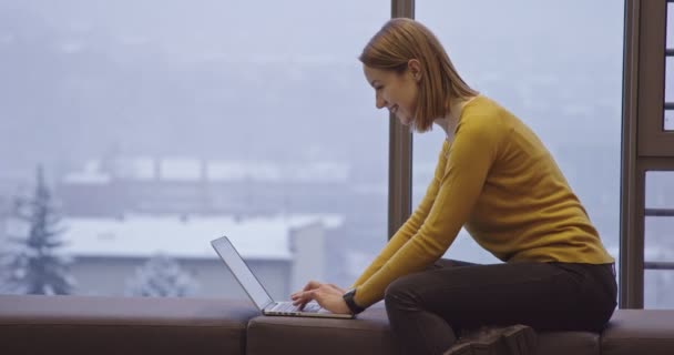 Digital Marketing Specialist Working Laptop Office Evening 스트리트 Young Businesswoman — 비디오