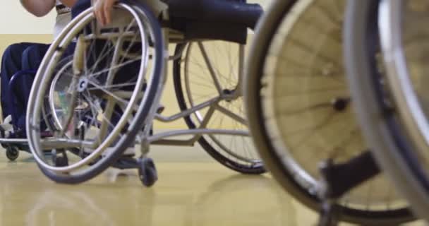 Primer Plano Una Persona Deportiva Con Discapacidad Sentada Una Silla — Vídeos de Stock