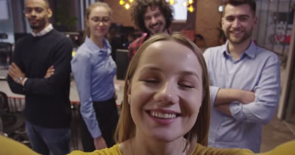 Sekelompok Orang Bisnis Selama Istirahat Dari Pekerjaan Mengambil Gambar Selfie — Stok Video