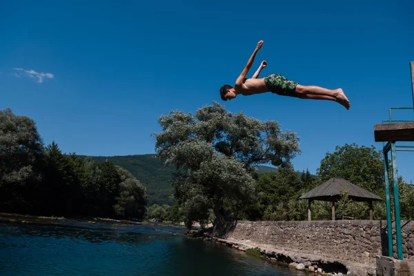 Молодой Человек Готовится Прыжку Воду Чистой Реки Плавает Любит Проводить — стоковое фото