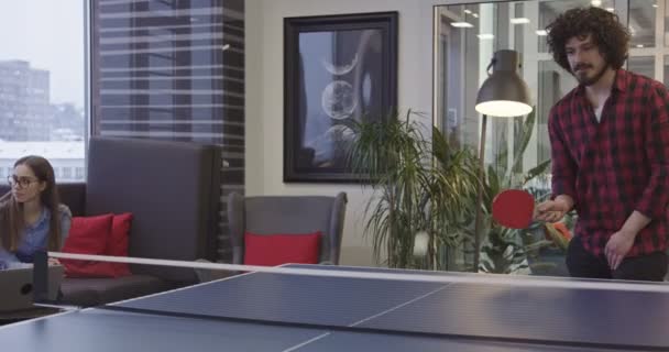 Spouštěcí Byznys Každodenní Život Podnikatelé Hrají Ping Pong Tenis Moderních — Stock video