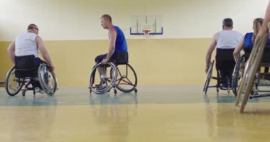 Tekerlekli Sandalye Basketbol Oyunu: Oyuncular Yarışıyor, Top Sürüyor, Pas Veriyor, Atış Yapıyor ve Gol Atıyor. Özürlü İnsanların Kutlanması. Sinematik Ağır Çekim. Kapsama konsepti. Yüksek kalite 4K