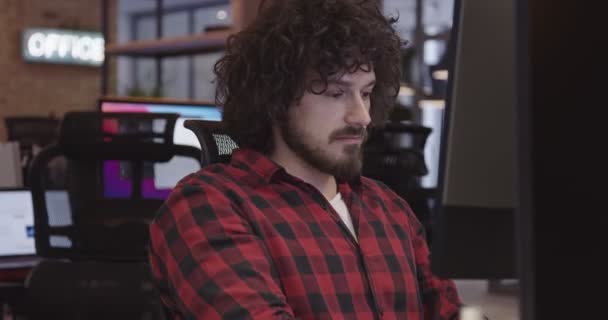 Adamı Yazılım Mühendisi Modern Bir Ofiste Oturuyor Bilgisayar Başında Çalışıyor — Stok video