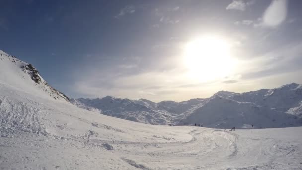 スキーリフト スキーヤーやスノーボーダー 冬のフランスアルプスの山々 スキー場の風景 4Kタイムラプスビデオ 高品質4K映像 — ストック動画
