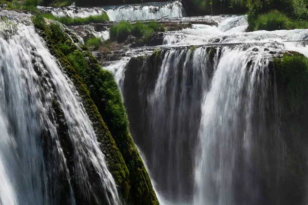 Krásná Říční Vodopád Krajina Příroda Létě Čistá Voda Les Kvalitní — Stock fotografie