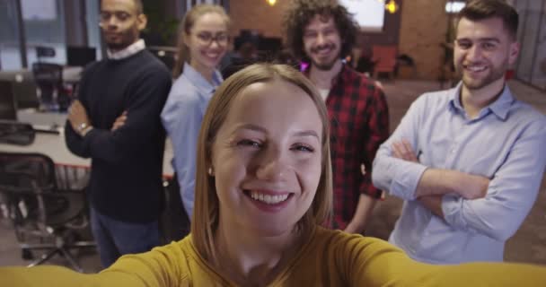 Sekelompok Orang Bisnis Selama Istirahat Dari Pekerjaan Mengambil Gambar Selfie — Stok Video