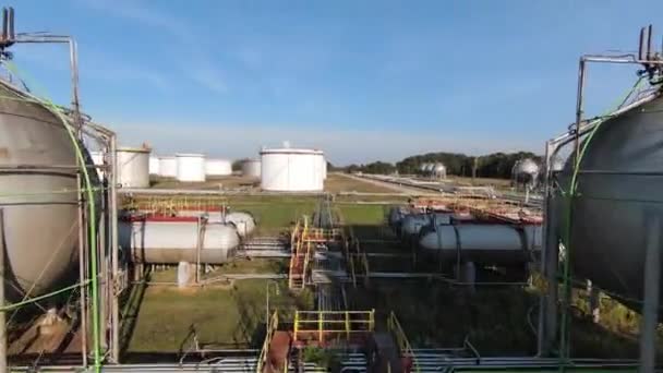 Вид Сверху Нефтеперерабатывающий Химический Завод Электростанцию Большим Количеством Резервуаров Трубопроводов — стоковое видео