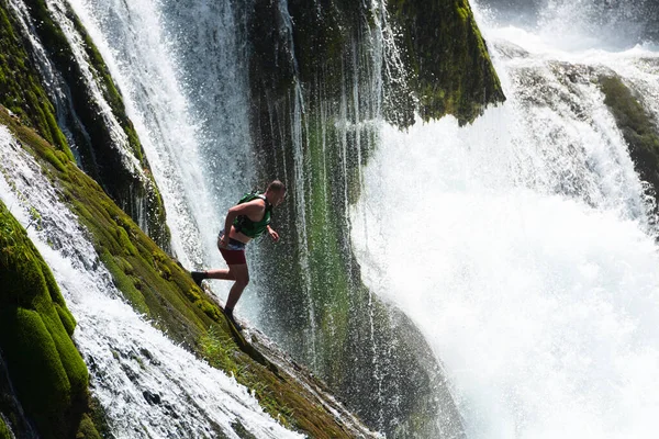 年轻人在瀑布上跳入清澈的河里 享受暑假 高质量的照片 — 图库照片