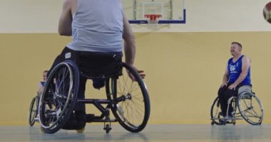 Tekerlekli Sandalye Basketbol Oyunu: Oyuncular Yarışıyor, Top Sürüyor, Pas Veriyor, Atış Yapıyor ve Gol Atıyor. Özürlü İnsanların Kutlanması. Sinematik Ağır Çekim. Kapsama konsepti. Yüksek kalite 4K