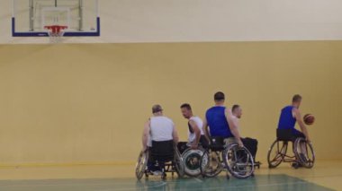 Tekerlekli Sandalye Basketbol Oyunu: Oyuncular Yarışıyor, Top Sürüyor, Pas Veriyor, Atış Yapıyor ve Gol Atıyor. Özürlü İnsanların Kutlanması. Sinematik Ağır Çekim. Kapsama konsepti. Yüksek kalite 4K