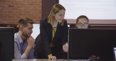 Başarılı iş ekibi. Yaratıcı bir açık alan ortak çalışma ofisinde birlikte çalışan ve iletişim kuran bir grup genç iş adamı. Yüksek kaliteli görüntüler