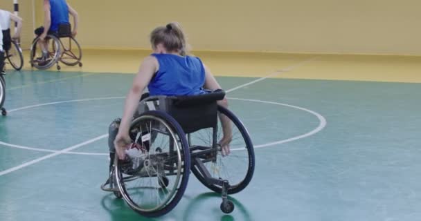 轮椅篮球比赛 选手竞争 射门和进球 庆祝残疾人 电影慢动作 包容概念 优质4K — 图库视频影像