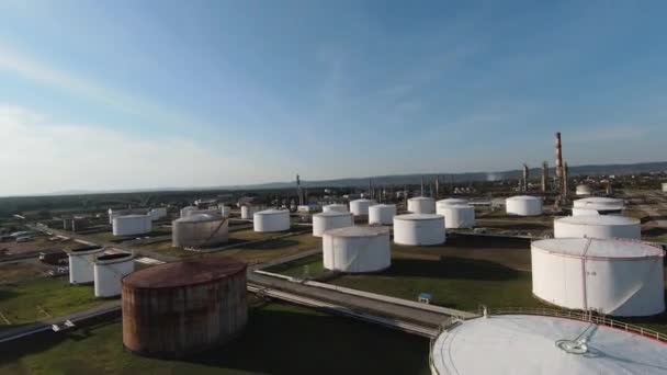 从空中俯瞰炼油厂或化工厂 以及拥有许多储油罐和管道的发电厂 用4K Uhd分辨率无人机射击 高质量的4K镜头 — 图库视频影像
