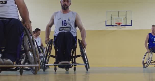 Tekerlekli Sandalye Basketbol Oyunu Oyuncular Yarışıyor Top Sürüyor Pas Veriyor — Stok video