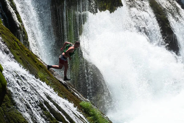 Mladý Muž Skočit Vody Čisté Řeky Vodopádu Plave Rád Tráví — Stock fotografie