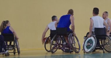 Tekerlekli Sandalye Basketbol Oyunu: Oyuncular Yarışıyor, Top Sürüyor, Pas Veriyor, Atış Yapıyor ve Gol Atıyor. Özürlü İnsanların Kutlanması. Sinematik Ağır Çekim. Kapsama konsepti. Yüksek kalite 4K
