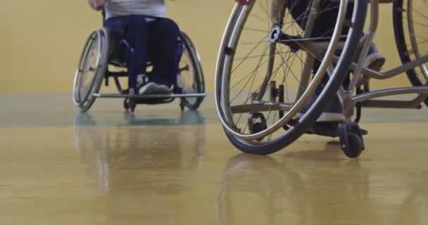 Nære Sporty Person Med Funksjonshemming Som Sitter Rullestol Spiller Basketball – stockvideo