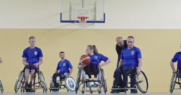 Grupa Zróżnicowanej Drużyny Koszykówki Trenerem Filmik Wolnymi Ruchami Osób Niepełnosprawnych — Wideo stockowe