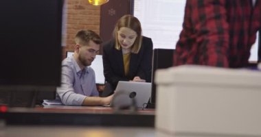 Başarılı iş ekibi. Yaratıcı bir açık alan ortak çalışma ofisinde birlikte çalışan ve iletişim kuran bir grup genç iş adamı. Yüksek kaliteli görüntüler