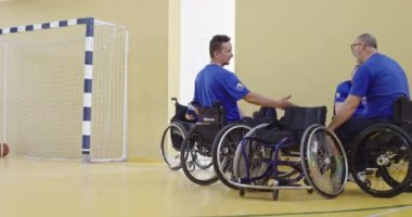 Tekerlekli Sandalye Basketbol Sahası: Oyuncu ısınıyor ve antrenmana hazırlanıyor. Kararlılık, İlham, Engelli Kişinin Asla Vazgeçmeyen Motivasyonu. Yüksek kalite 8K görüntü