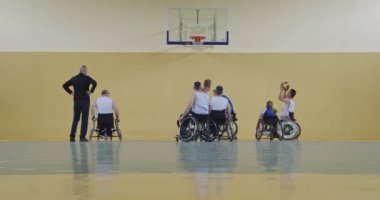 Tekerlekli Sandalye Basketbol Oyunu: Oyuncular Yarışıyor, Top Sürüyor, Pas Veriyor, Atış Yapıyor ve Gol Atıyor. Özürlü İnsanların Kutlanması. Sinematik Ağır Çekim. Kapsama konsepti. Yüksek kalite 4K