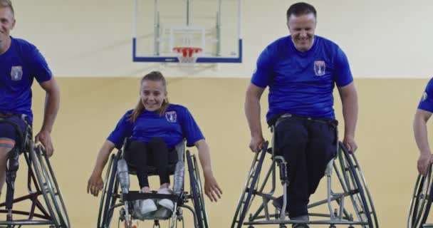 훈련중인 경기가 시작되기 체육관에서 장애를 사람들의 비디오 고품질 비디오 — 비디오