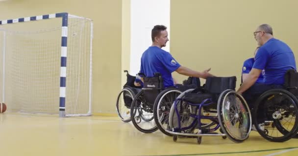 Wózek Inwalidzki Boisko Koszykówki Gracz Rozgrzewa Się Przygotowuje Treningu Określenie — Wideo stockowe