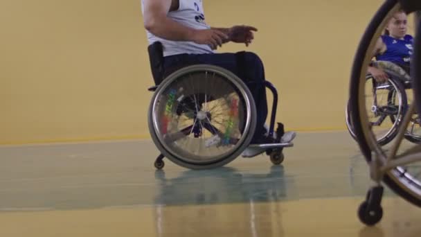 Zbliżenie Sportowca Niepełnosprawnego Siedzącego Wózku Inwalidzkim Grającego Drużynę Koszykówki Szkolnym — Wideo stockowe