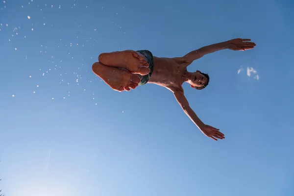 Jongeman Voor Bereiden Springen Het Water Van Schone Rivier Zwemt — Stockfoto