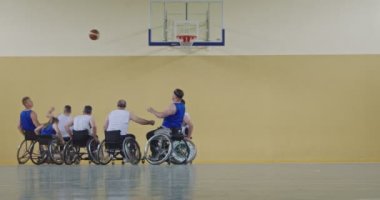 Tekerlekli Sandalye Basketbol Oyunu: Oyuncular Yarışıyor, Top Sürüyor, Pas Veriyor, Atış Yapıyor ve Gol Atıyor. Özürlü İnsanların Kutlanması. Sinematik Ağır Çekim. Kapsama konsepti. Yüksek kalite 4K