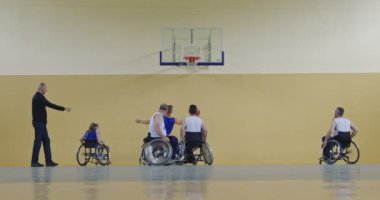 Tekerlekli Sandalye Basketbol Oyunu: Oyuncular Yarışıyor, Top Sürüyor, Pas Veriyor, Atış Yapıyor ve Gol Atıyor. Özürlü İnsanların Kutlanması. Sinematik Ağır Çekim. Kapsama konsepti. Yüksek kalite 4K