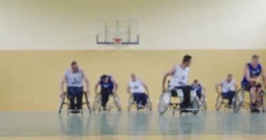 Tekerlekli Sandalye Basketbol Oyunu: Oyuncular Yarışıyor, Top Sürüyor, Pas Veriyor, Atış Yapıyor ve Gol Atıyor. Özürlü İnsanların Kutlanması. Sinematik Ağır Çekim. Kapsama konsepti. Yüksek kalite 4K