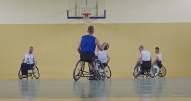 Tekerlekli Sandalye Basketbol Oyunu: Oyuncular Yarışıyor, Top Sürüyor, Pas Veriyor, Atış Yapıyor ve Gol Atıyor. Özürlü İnsanların Kutlanması. Sinematik Ağır Çekim. Kapsama konsepti. Yüksek kalite 4K