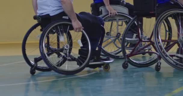 Крупный План Спортсмена Ограниченными Возможностями Сидящего Инвалидном Кресле Играющего Баскетбольную — стоковое видео