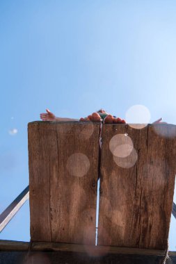 Genç adam temiz nehre atlamaya hazırlanıyor, yüzüyor, yaz tatillerinde vakit geçiriyor. Yüksek kalite fotoğraf