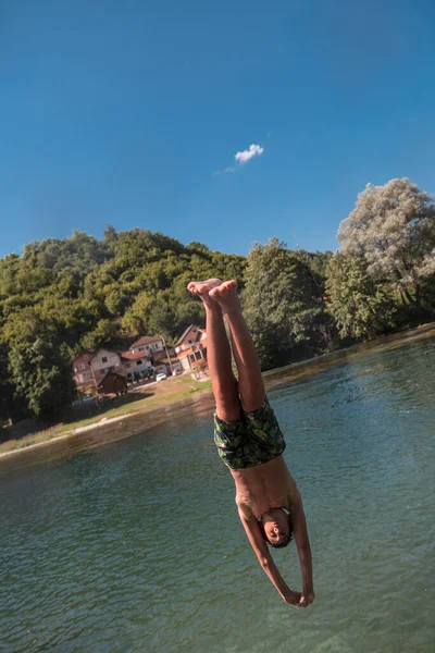 Νεαρός Άνδρας Ετοιμάζεται Πηδήξει Στο Νερό Του Καθαρού Ποταμού Κολυμπά — Φωτογραφία Αρχείου